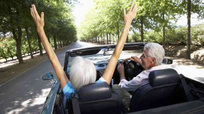 пенсионеры в автомобиле