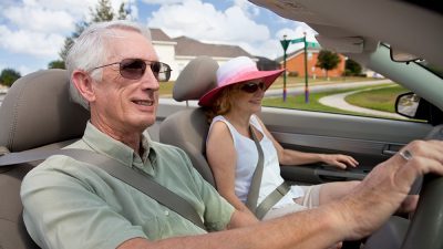 пенсионеры в автомобиле