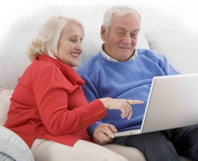 пенсионеры у компьютера