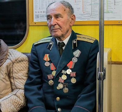 военный пенсионер в транспорте
