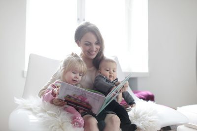 мама читает двум детям