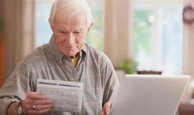 пенсионер читает документ