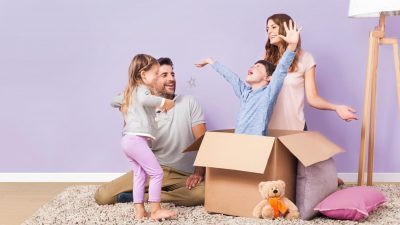 семья перееезжает, голые стены и коробка