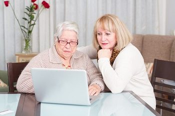 пожилые женщины за компьютером