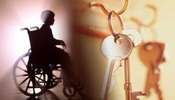 ключи и человек в инвалидном кресле