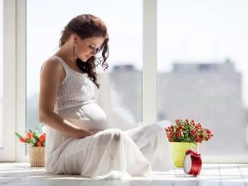 беременная женщина в белом платье