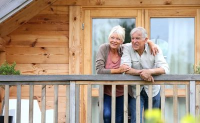 пенсионеры на балконе деревянного дома