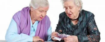пенсионерки считают деньги