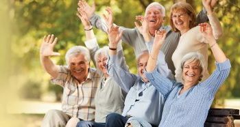 шесть пенсионеров, с поднятыми от радости руками