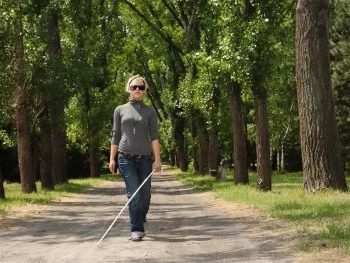 слепая девушка гуляет в парке