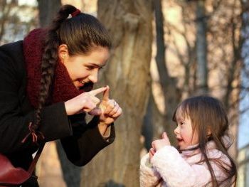 мать и дочь, язык жестов