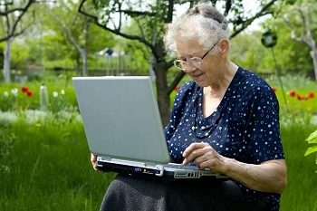 бабушка за компьютером на природе