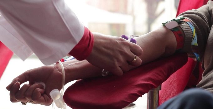 рука донора крови во время забора крови