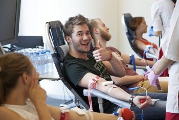 довольный донор крови во время процедуры