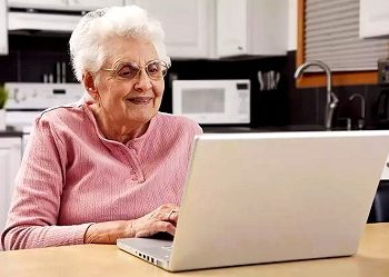 пожилая женщина за компьютером