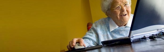 довольная бабушка за компьютером