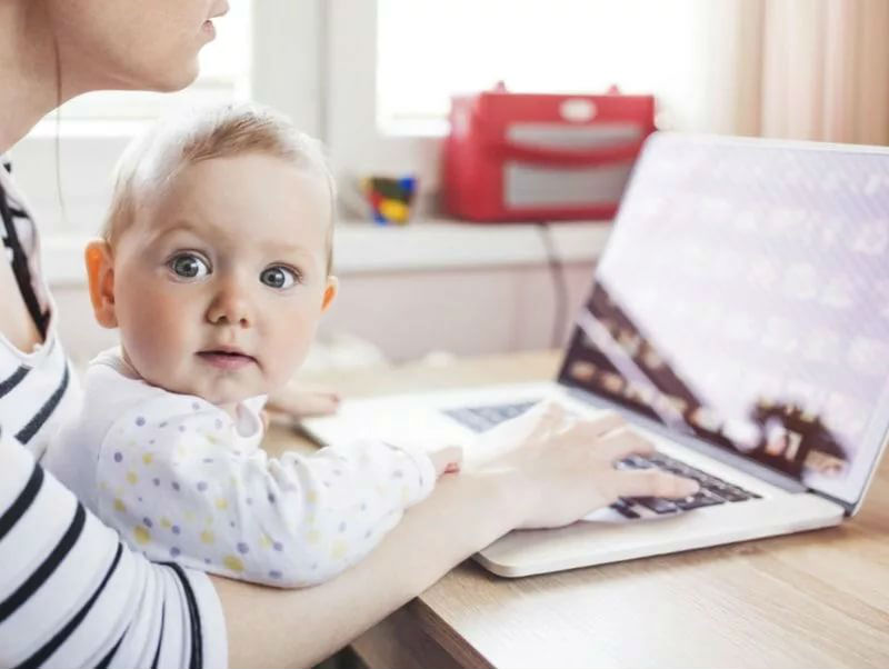 мама и ребенок за компьютером
