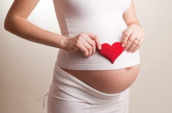 живот беременной и мягкое сердечко