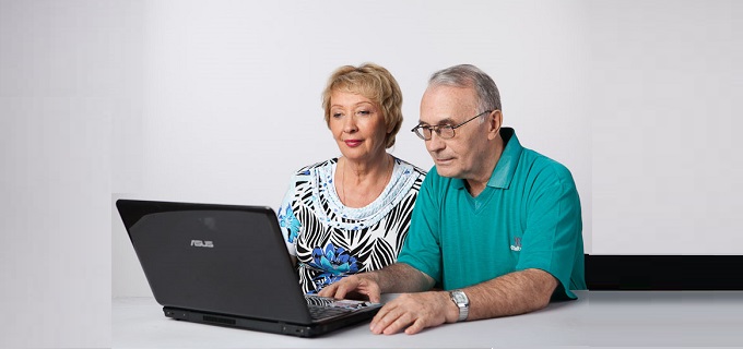 пенсионеры за компьютером