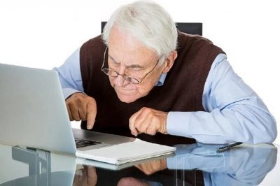 пожилой мужчина на ноутбуком