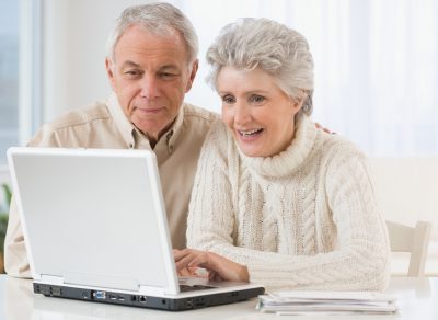 пенсионеры за компьютером