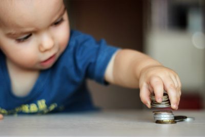 ребенок и монеты