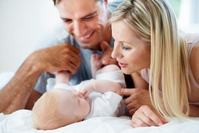 семья и новорожденный